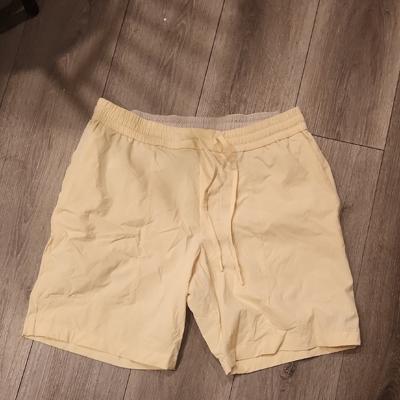 Lululemon Men's Yellow Shorts - Picture 1 of 5